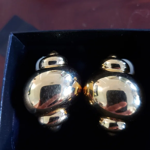 GOLD-TONE CLIP EARRINGS - Picture 1 of 2